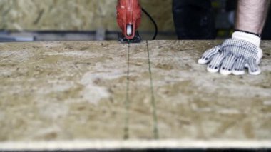 Zanaatkar, OSB tahtasını Jig Testere ile kesti