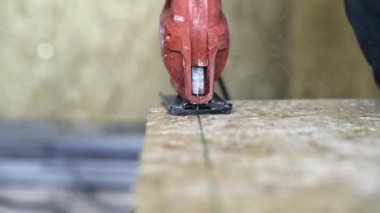 Zanaatkar, OSB tahtasını Jig Testere ile kesti