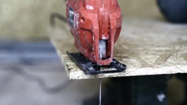 Marangoz, OSB tahtasını testereyle kesti