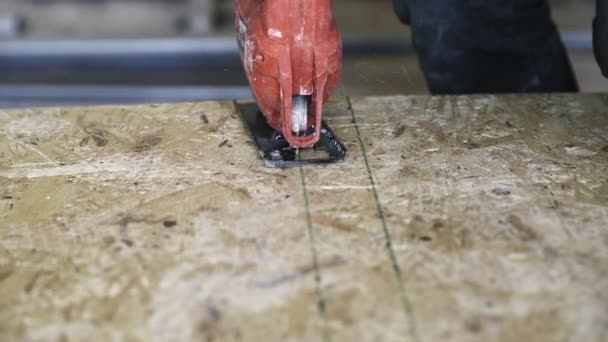 Carpinteiro Corta Placa Osb Com Jig Saw — Vídeo de Stock