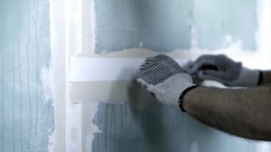 İşçi Alçı Tahta Eklemlerini Kağıt Bantla Yapıştırıyor