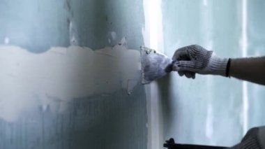 İşçi Alçı Tahta Arasına Yapıştırıcı Koydu