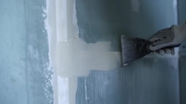 Arbeiter Legt Kleber Zwischen Gipskartonplatten Reparaturarbeiten Der Mauer — Stockvideo