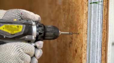 Çizgili tahtayı Metal Duvar profiline vidalamak