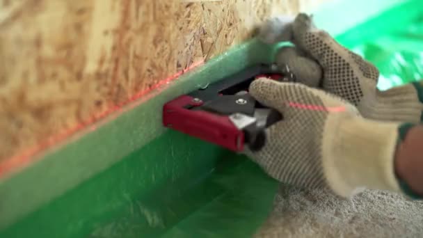 Arbeiter Verwendet Heftklammer Dämpferband Wand Befestigen — Stockvideo