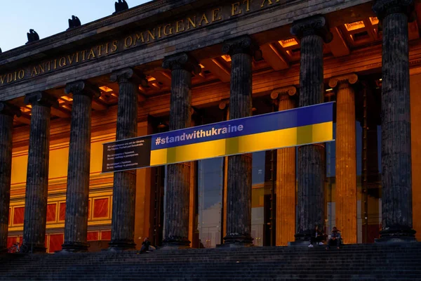 Berlin, Almanya - 22 Mart 2022: Eski Müze Binasında Hashtag Standı Ukrayna Bayrağı