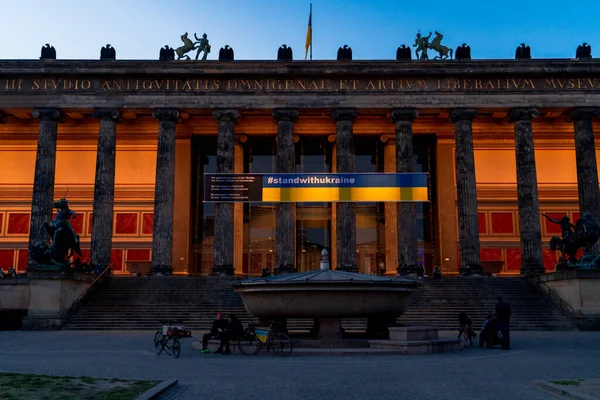 Berlin, Almanya - 22 Mart 2022: Eski Müze Binasında Hashtag Standı Ukrayna Bayrağı