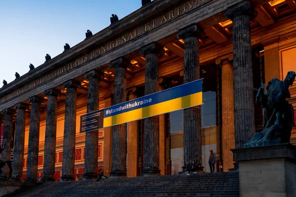 Berlin, Almanya - 22 Mart 2022: Eski Müze Binasında Hashtag Standı Ukrayna Bayrağı