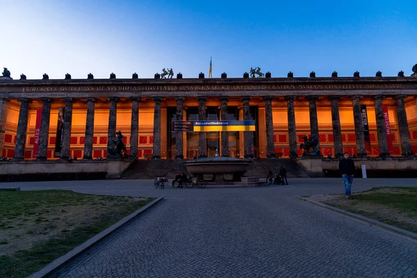 Berlin, Almanya - 22 Mart 2022: Eski Müze Binasında Hashtag Standı Ukrayna Bayrağı