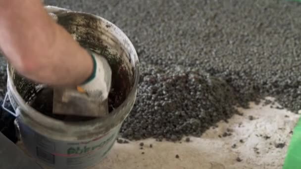 作業者は床に粘土とセメントの混合物を拡大スクリーディング — ストック動画
