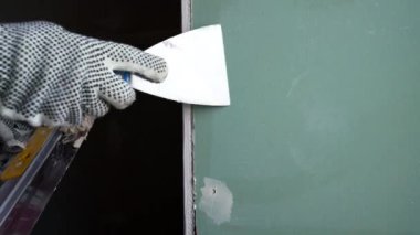  Alçı Tahta Vidaları Alçı Doldurucuyla Dolduruluyor