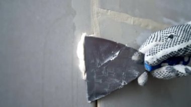 İşçi Alçıpan Sayfaları Arasında Ortak Bileşimi Dolduruyor