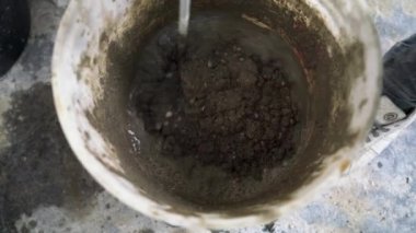 Kovaya Beton ve Elektrik Karıştırıcı Karıştırılıyor