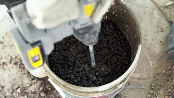 Cimento Mistura Construtor Com Argila Expandida Balde Usando Misturador Elétrico — Vídeo de Stock