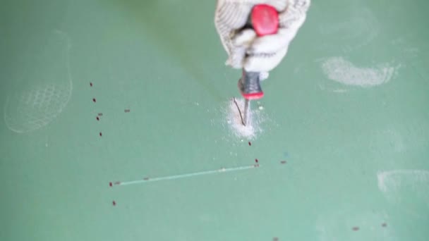 Worker Cutting Plasterboard Handsaw — Stock Video