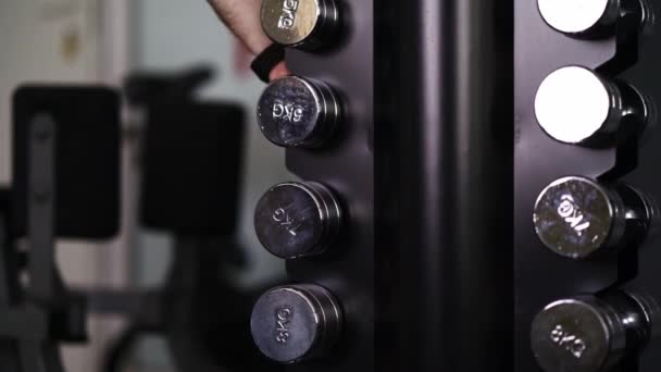 Hand Male Athlete Takes Dumbbells — Stock video