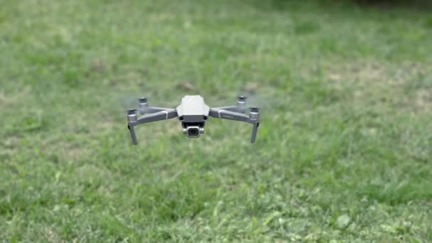Προσγείωση Drone Στο Γρασίδι — Αρχείο Βίντεο