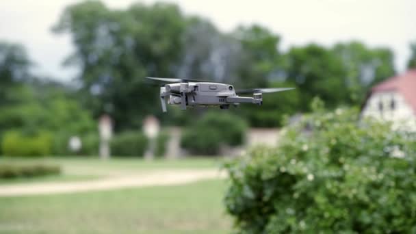Drone Περιστρέφεται Ενώ Πετάει — Αρχείο Βίντεο