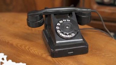 Tahta Masadaki Siyah Vintage Telefon