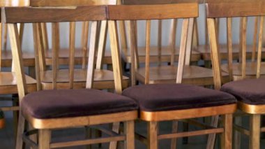 Klasik Tarz Tahta Sandalyeler Sıraya