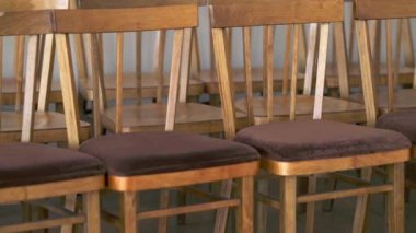 Klasik Tarz Tahta Sandalyeler Sıraya