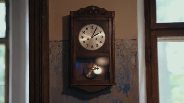 Vintage Reloj Viejo Golpeando Pared — Vídeos de Stock