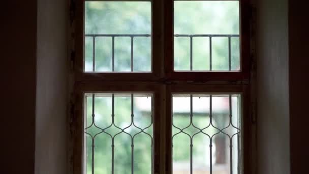 旧木窗倾斜 — 图库视频影像