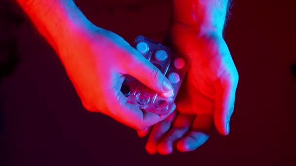 Man Häller Ett Piller Från Piller Pack Handflatan Hans Hand — Stockvideo