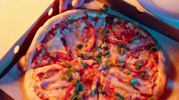 Человеческая Рука Берет Кусочек Пиццы Коробки Пиццей — стоковое видео