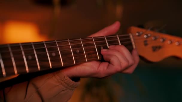 Гитарист Играющий Электрогитаре Практика Игры Гитаре — стоковое видео