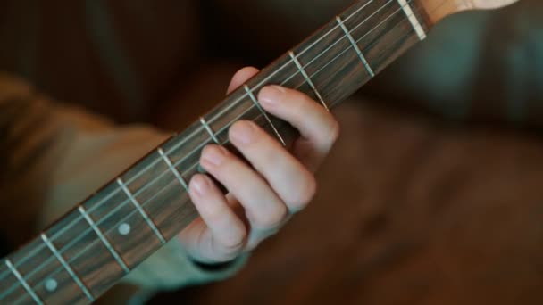Gitarist Elektro Gitar Çalıyor Gitar Çalma Alıştırması — Stok video