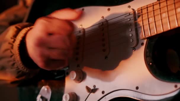 弹电吉他的吉他手练习弹奏吉他 — 图库视频影像