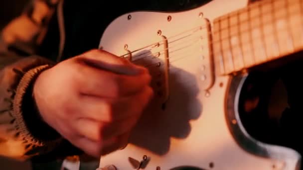 Joven Macho Toca Guitarra Eléctrica Practicar Tocando Guitarra — Vídeo de stock