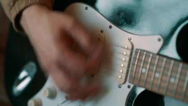 Adam Elektro Gitar Çalışıyor — Stok video