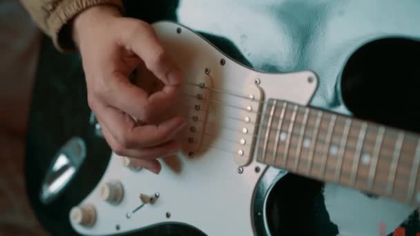 Joven Macho Practicando Tocar Guitarra Eléctrica — Vídeo de stock