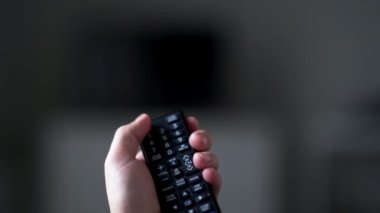 TV uzaktan kumandası ve TV 'yi açıyor