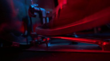 Davulcunun Ayak Baskısı Davul Bas Pedalını Basıyor