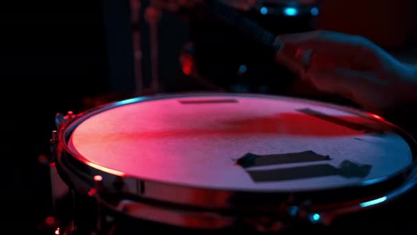 Drummer Spelen Snare Drum Met Drumsticks — Stockvideo