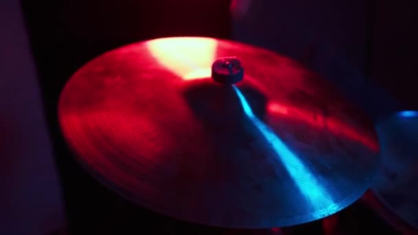 Baterista Toca Con Palos Tambor Ride Cymbal — Vídeo de stock