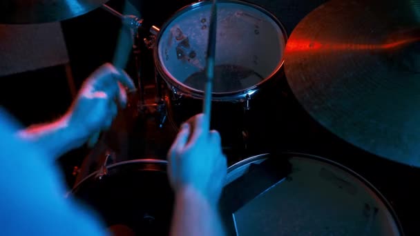 鼓手打鼓地板汤姆和中汤姆 — 图库视频影像