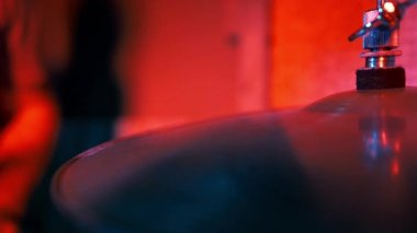 Davulcunun Elleri Davul Çubuklarıyla Hi-Hat Çalıyor