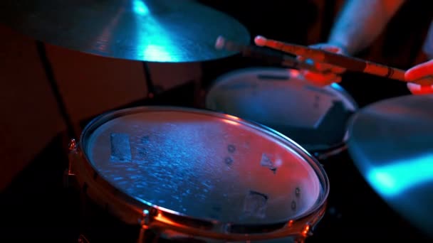 鼓手与鼓棒中弹的鼓手汤姆 — 图库视频影像