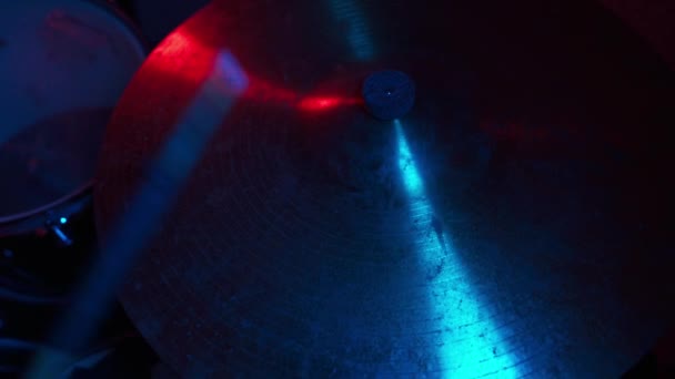 Baterista Tocando Crash Cymbal Com Baquetas — Vídeo de Stock