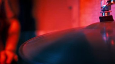 Davulcunun Elleri Davul Çubuklarıyla Hi-Hat Çalıyor