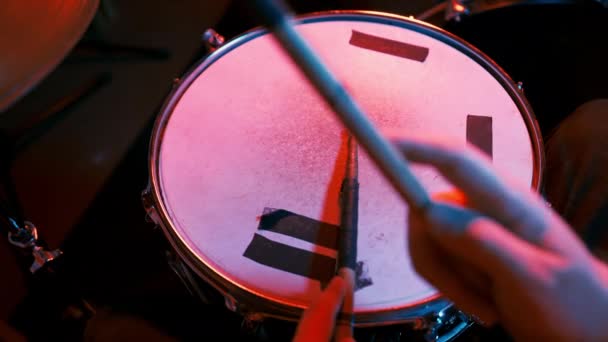 Baterista Tocando Tambor Snare Pratos Hat Com Bastões — Vídeo de Stock