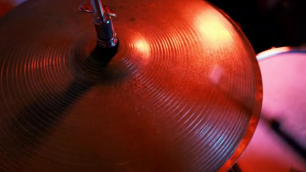 Baterista Tocando Pratos Hat Com Bastões — Vídeo de Stock