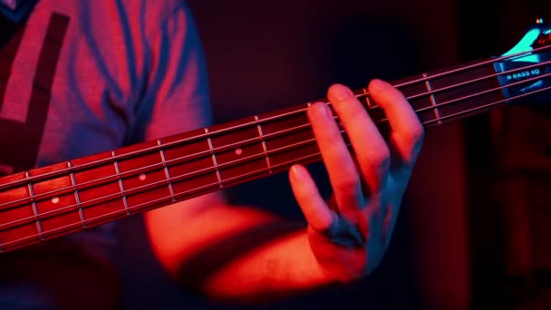 Muzyk Gra Gitarze Basowej Lewa Ręka Zbliżenie — Wideo stockowe