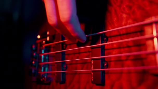 Músico Tocando Guitarra Baixo Elétrico Mão Direita Fechar — Vídeo de Stock