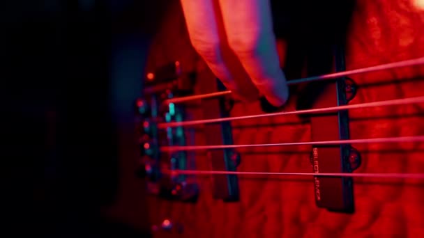 Muzikant Spelen Elektrische Basgitaar Rechterhand Close — Stockvideo