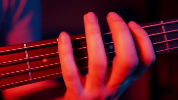 Primer Plano Los Dedos Hombre Tocando Una Guitarra Baja — Vídeo de stock